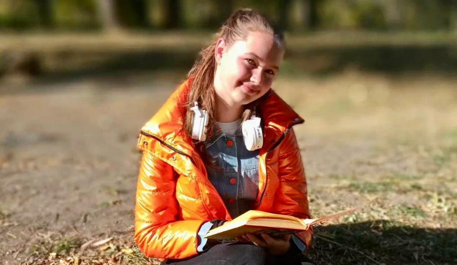 Екатерина Евсюкова победила в отборочном этапе чемпионата по чтению вслух среди старшеклассников «Страница’23»